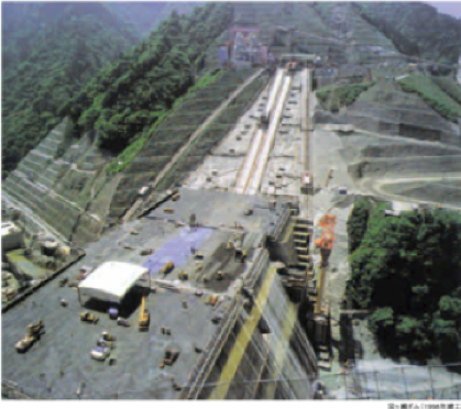 宮ヶ瀬ダムの施工状況