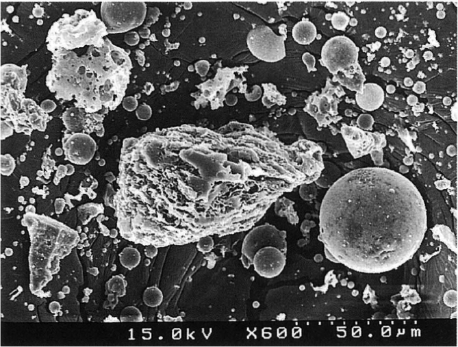 SEM画像：球状のフライアッシュと多孔質構造を持つ未燃炭素